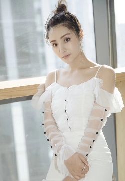 中国内地新疆乌鲁木齐女演员麦迪娜优雅迷人图片