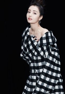 中国内地新疆乌鲁木齐女演员麦迪娜性感露肩时尚写真图片