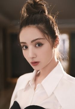 中国内地新疆乌鲁木齐女演员麦迪娜甜美俏皮活动写真图片