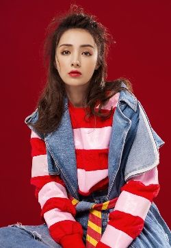 中国内地新疆乌鲁木齐女演员麦迪娜率性街头风时尚写真图片