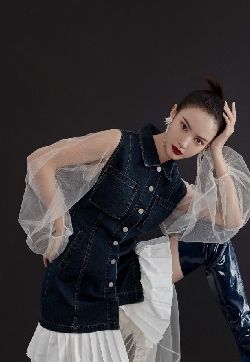 中国大陆山东济南女演员平面模特金晨时髦性感写真图片