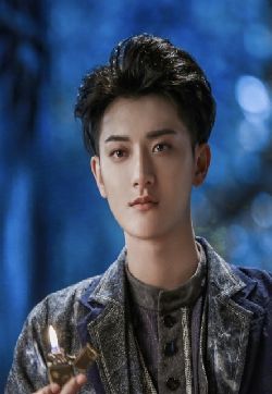高清山东省青岛男明星黄子韬《租界少年热血档案》杀青照图片