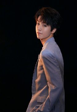 高清中国内地男歌手演员王俊凯精致儒雅写真图片
