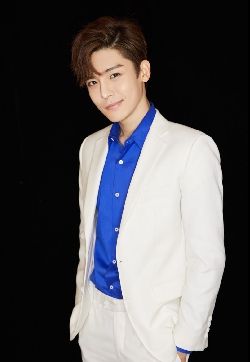 高清中国内地北京男演员侯明昊白色西装帅气写真图片