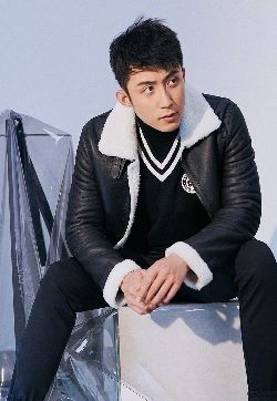 高清辽宁省丹东市男明显黄景瑜超帅时尚杂志封面大片