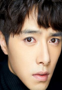 中国浙江省嘉兴男歌手方逸伦简约帅气质感写真图片