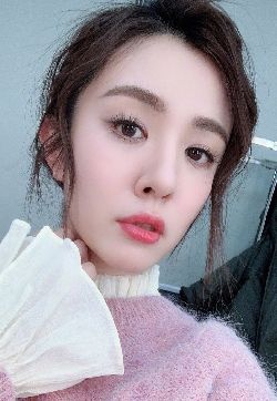 中国内地山东省青岛女演员王晓晨甜美可爱自拍照图片