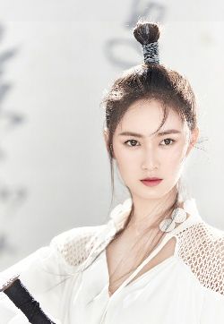 北京新生代女演员陈钰琪潇洒率性古风写真图片