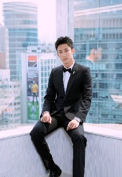 高清辽宁省丹东市男明显黄景瑜亚洲电影大奖简洁利落写真图片图片