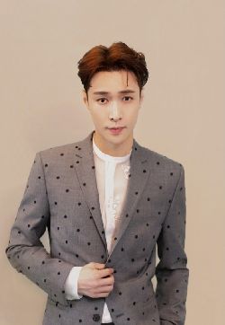 高清中国湖南省长沙市男演员张艺兴精致浪漫写真图片
