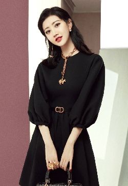 高清中国内地陕西西安女演景甜时尚率性写真图片
