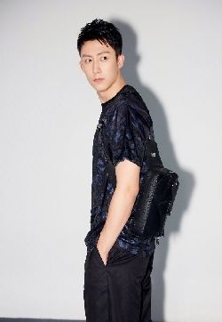 高清辽宁省丹东市男明显黄景瑜潇洒帅气机场写真图片