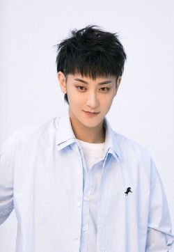 高清山东省青岛男明星黄子韬简约小清新写真图片