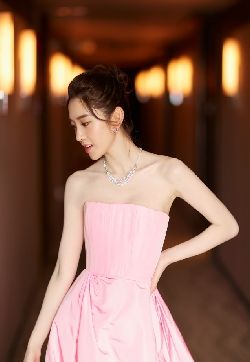 高清中国内地四川女演员唐艺昕上海电影节优雅写真图片