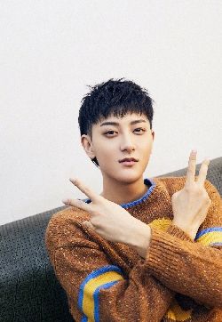 高清山东省青岛男明星黄子韬温暖秋日写真图片