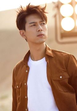 中国内地湖北荆州男演员李现超帅沙漠写真图片