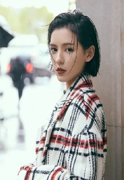 中国内地新晋女演员模特张予曦红唇性感写真图片