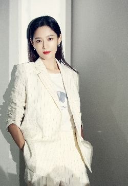 高清内地山东烟台女演员王媛可优雅时尚写真图片