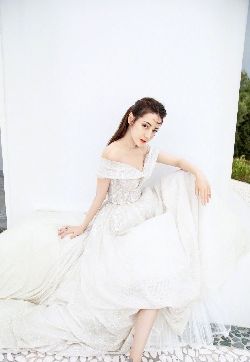 著名女明显喜欢的礼服迪丽热巴婚纱裙仙气写真图片