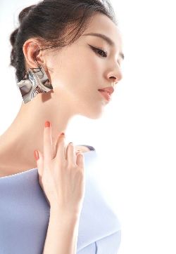 中国内地著名女演员黄圣依温柔优雅写真图片