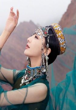 高清中国内地新疆伊犁影视女演员佟丽娅异域风情性感写真图片
