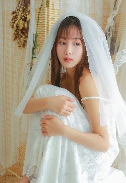 90后最流行的婚纱美女蕾丝吊带性感写真图片