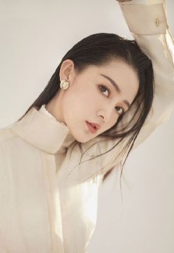 中国内地江苏省苏州市影视女演员李沁优雅沉静时尚写真图片