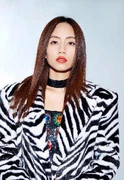 中国深圳美女演员刘惜君斑马外套酷飒写真图片