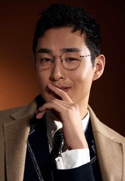 中国内地辽宁鞍山男演员王彦霖简洁时装大片写真图片