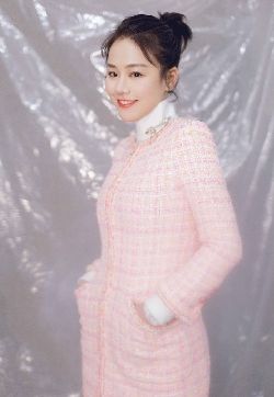 大陆内地安徽省蚌埠女演员马思纯粉色温暖写真图片