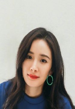 高清中国内地北京朝阳女演员邢菲黑色羽毛裙甜美写真图片