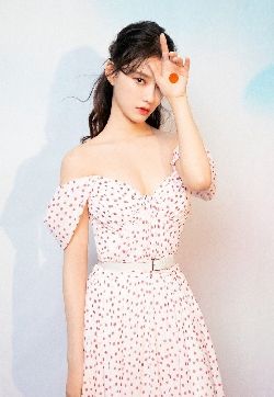 中国内地浙江省湖州影视女演员林允摆浪长裙性感迷人写真