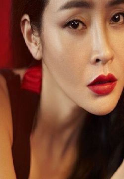 中国内地吉林省长春市南关女演员于明加热辣红唇性感迷人写真