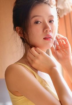 中国内地浙江省义乌女演员张雪迎甜美温婉写真图片