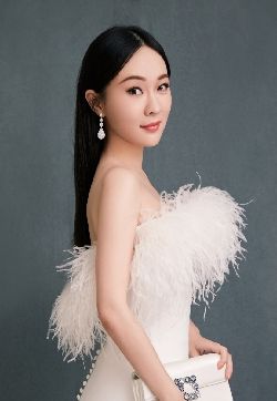 中国内地北京市海淀区女演员霍思燕白色羽毛裙优雅写真图片