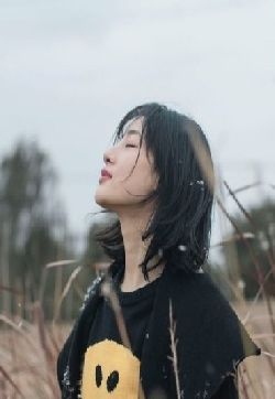 高清内地女演员赵圆瑗田野意境写真图片