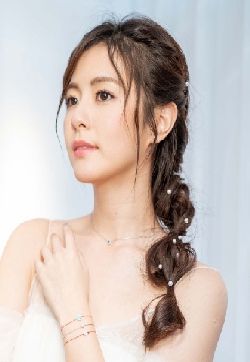 中国台湾影视女演员任容萱抹胸纱裙性感写真图片