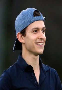 英国萨里镇男演员汤姆·赫兰德打高尔夫图片