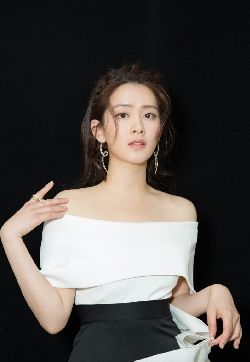 中国内地吉林长春男演员陈昊宇性感一字肩写真图片