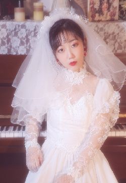 95后最流行的气质美女白色蕾丝婚纱性感写真
