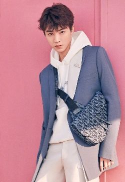 高清中国内地男歌手演员王俊凯摩登少年感写真图片
