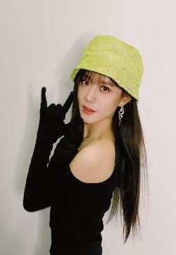 高清台湾省华语影视女演员陈意涵灵动俏皮自拍图片