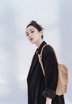 中国内地新疆乌鲁木齐市影视女演员古力娜扎清爽利落花絮照图片