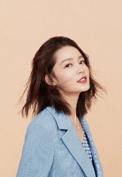 中国内地江苏省苏州市影视女演员李沁轻盈少女风写真图片