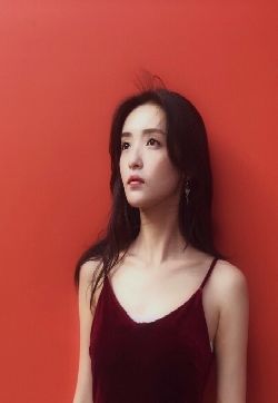 中国内地女演员孙嘉琪吊带红裙性感写真图片