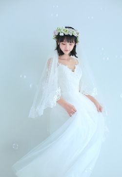 00后最受欢迎的性感美女蕾丝吊带婚纱诱人写真