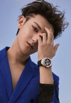 高清山东省青岛男明星黄子韬钻石眼泪妆帅气杂志写真