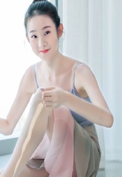 内地大陆美女主持人张艺凡露背裙性感写真图片