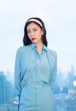 高清澳大利亚影视女演员宋妍霏蓝色套装写真图片
