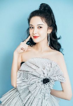 中国内地新疆乌鲁木齐市影视女演员古力娜扎卷发时尚性感写真图片